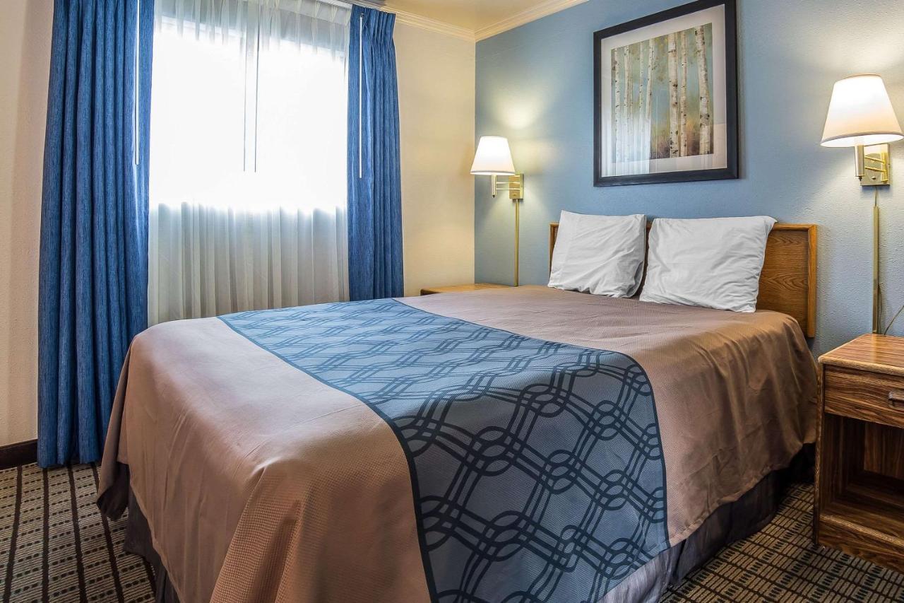 Econo Lodge Inn & Suites ローガン エクステリア 写真