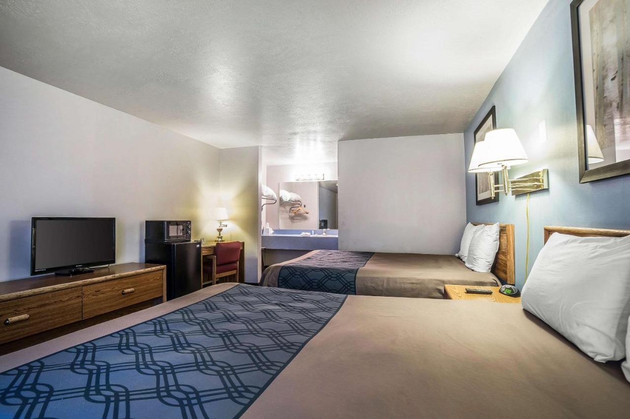 Econo Lodge Inn & Suites ローガン エクステリア 写真