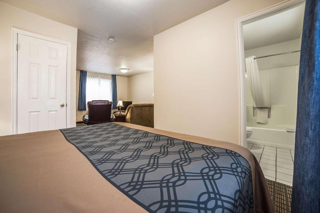 Econo Lodge Inn & Suites ローガン エクステリア 写真