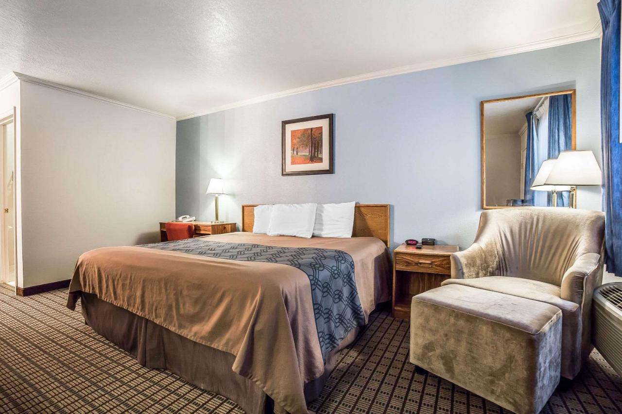 Econo Lodge Inn & Suites ローガン エクステリア 写真