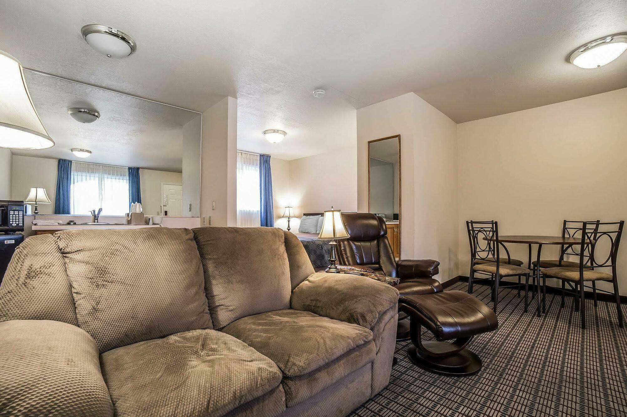 Econo Lodge Inn & Suites ローガン エクステリア 写真