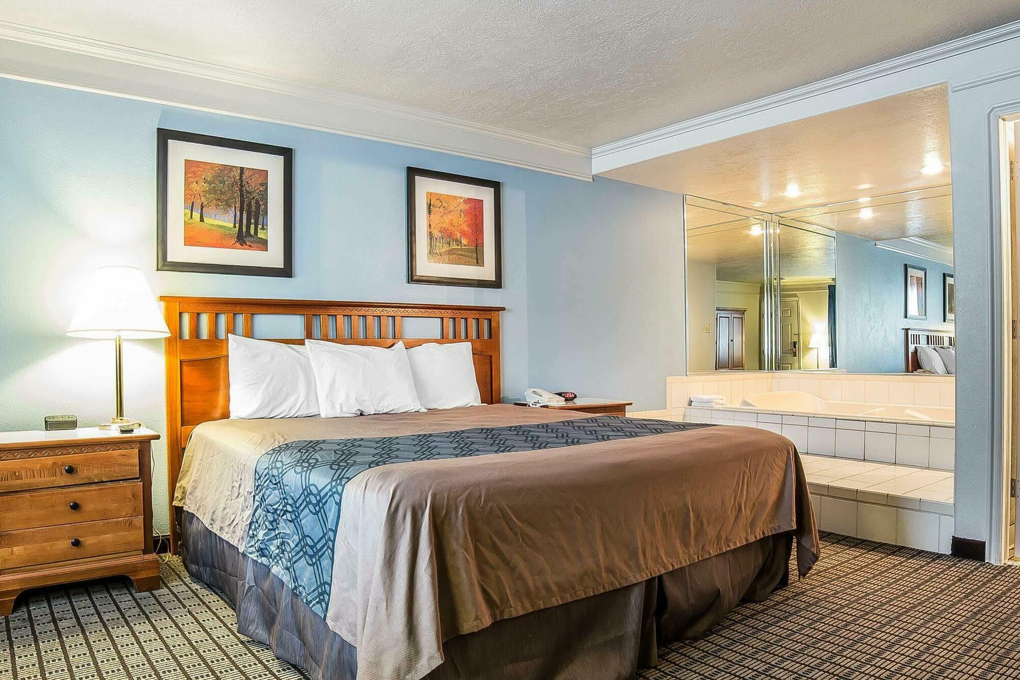 Econo Lodge Inn & Suites ローガン エクステリア 写真